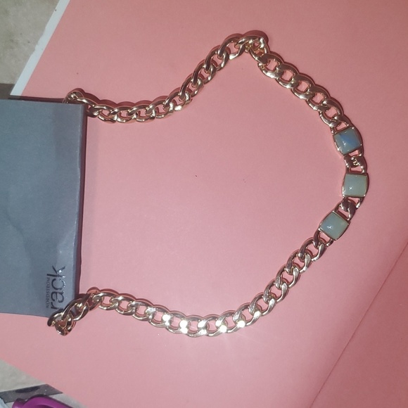 ☆NWT☆ Gold curb chain necklace with 3 jade stones - Picture 4 of 6